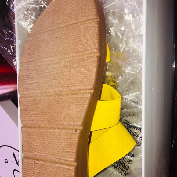 Cute Steve Madden Yellow Sandals! - Picture 8 of 8